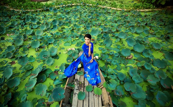 Người[-]mẫu[-]Thúy[-]Vân[-]diện[-]áo[-]dài[-]hòa[-]cùng[-]thiên[-]nhiên,[-]sông[-]nước